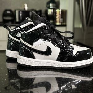 Jordan 1 Mid Black & White